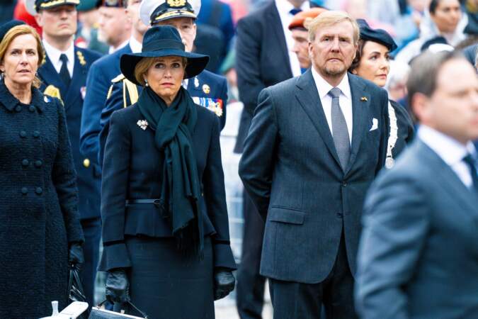 Le roi Willem-Alexander et la reine Maxima des Pays-Bas ont observé deux minutes de silence lors de la Journée commémorative nationale 2024 sur la place du Dam, à Amsterdam