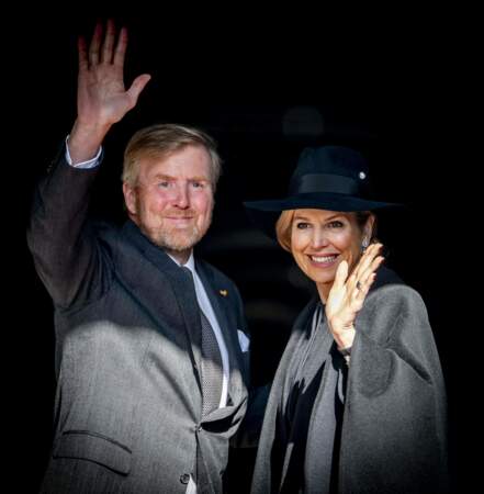 Le roi Willem-Alexander et la reine Maxima des Pays-Bas saluent la foule et les photographes lors de la Journée commémorative nationale 2024 