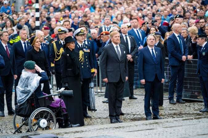 Au milieu de la foule réunie à Amsterdam le 4 mai 2024, le roi Willem-Alexander et la reine Maxima des Pays-Bas ont participé à la Journée commémorative nationale 2024
