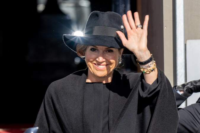 La reine Maxima des Pays-Bas souriante sous son chapeau lors de la Journée commémorative nationale 2024 