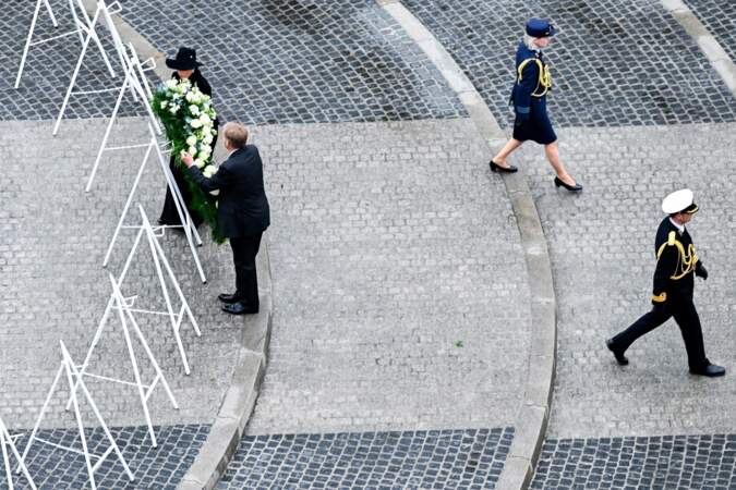 Le roi Willem-Alexander et la reine Maxima des Pays-Bas en plein recueillement lors de la Journée commémorative nationale 2024 (Memorial Day)