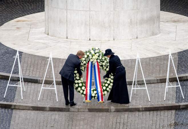 Le roi Willem-Alexander et la reine Maxima des Pays-Bas déposent une couronne de fleurs lors de la Journée commémorative nationale 2024 (Memorial Day) 