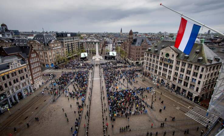 La place du Dam, à Amsterdam noire de monde pour la Journée commémorative nationale 2024