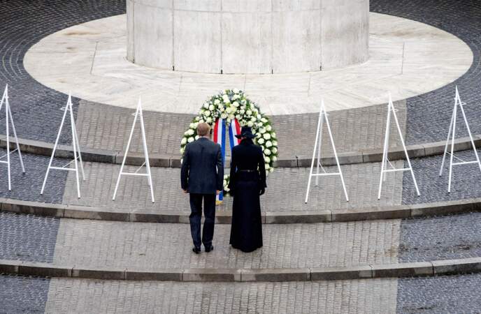 Le roi Willem-Alexander et la reine Maxima se recueillent en hommage aux soldats néerlandais depuis la Seconde Guerre moniale, le 4 mai 2024