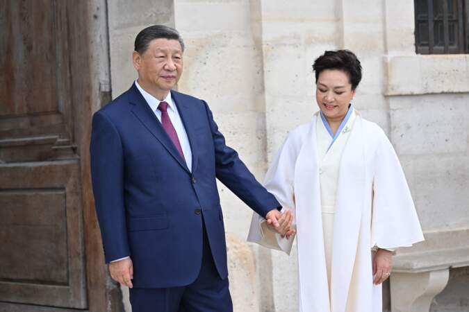 Le président chinois Xi Jinping et sa femme la Première dame Peng Liyuan lors de la cérémonie d'accueil officiel à l'Hôtel national des Invalides à Paris, le 6 mai 2024. 