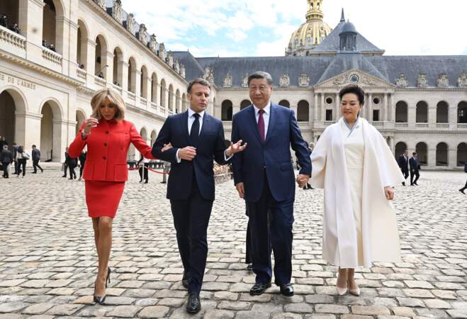 Emmanuel Macron et Xi Jinping main dans la main avec leurs épouses lors de la cérémonie d'accueil officiel à l'Hôtel national des Invalides à Paris, le 6 mai 2024.