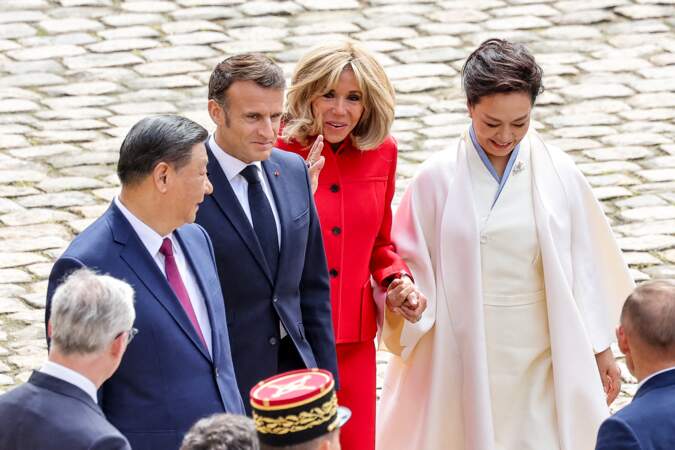 Emmanuel et Brigitte Macron reçoivent le président Xi Jinping et son épouse Peng Liyuan à l'Hôtel national des Invalides à Paris, le 6 mai 2024.