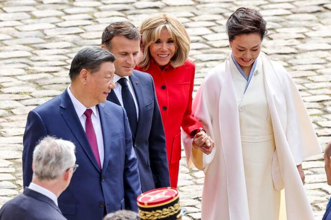 Emmanuel Macron, Brigitte Macron, le président Xi Jinping et la Première dame Peng Liyuan lors de la cérémonie d'accueil officiel à l'Hôtel national des Invalides à Paris, le 6 mai 2024.