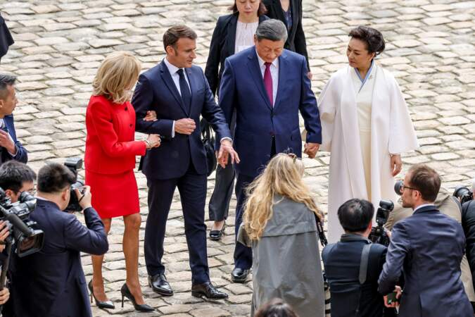 Emmanuel Macron, Brigitte Macron, le président Xi Jinping et la Première dame Peng Liyuan à l'Hôtel national des Invalides à Paris, le 6 mai 2024.