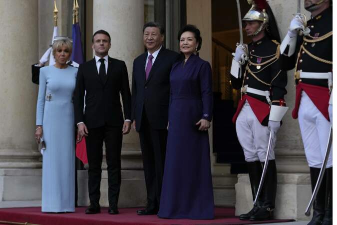 Emmanuel et Brigitte Macron aux côtés du président Xi Jinping et son épouse Peng Liyuan prennent la pose devant le perron du palais de l'Élysée, le 6 mai 2024