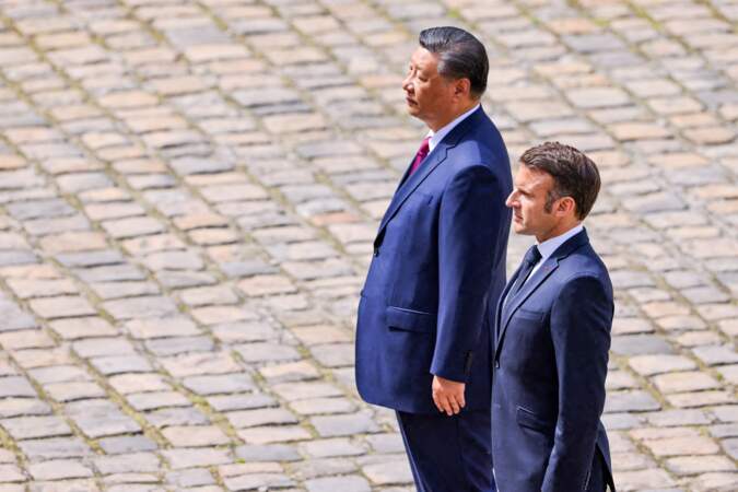 Le président Emmanuel Macron et le président Xi Jinping lors de la cérémonie d'accueil officiel à l'Hôtel national des Invalides à Paris,  le 6 mai 2024.