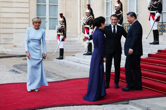 Brigitte Macron rivalise d'élégance dans une longue robe bleu ciel au palais de l'Élysée, le 6 mai 2024