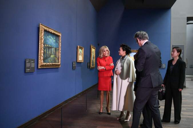 Brigitte Macron et la Première Dame chinoise Peng Liyuan s'offrent une parenthèse culturelle au musée d'Orsay à Paris, le 6 mai 2024