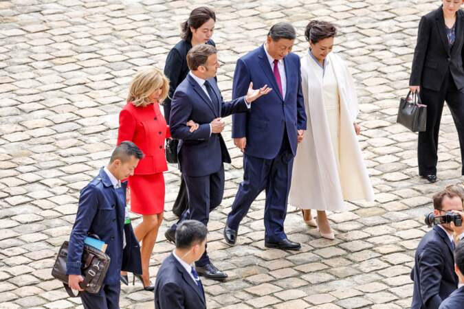 Le président Emmanuel Macron et le président Xi Jinping main dans la main avec leurs épouses lors de la cérémonie d'accueil officiel à l'Hôtel national des Invalides à Paris, le 6 mai 2024.