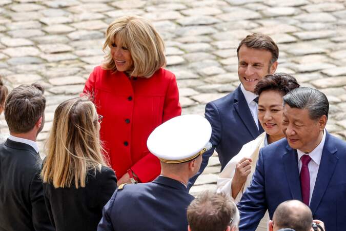 Le président Chinois Xi Jinping et sa femme sont accueillis par le couple présidentiel français à l'Hôtel national des Invalides à Paris, le 6 mai 2024.