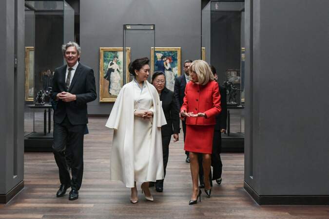 Brigitte Macron complice avec Peng Liyuan lors de la visite du musée d'Orsay à Paris, le 6 mai 2024