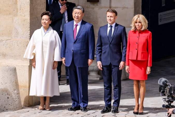 Emmanuel et Brigitte Macron aux côtés du président Xi Jinping et son épouse Peng Liyuan lors de la cérémonie d'accueil officiel à l'Hôtel national des Invalides à Paris, le 6 mai 2024.