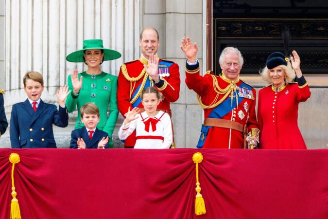 Le roi Charles III entouré de ses proches – le prince George, le prince Louis, la princesse Charlotte, la princesse Kate Middleton, le prince William, la reine consort Camilla Parker Bowles – lors du défilé "Trooping the Colour" à Londres, le 17 juin 2023.