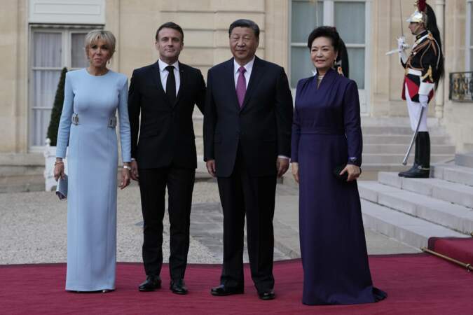 Emmanuel et Brigitte Macron aux côtés du président Xi Jinping et son épouse Peng Liyuan lors du dîner d'Etat au palais de l'Élysée, le 6 mai 2024