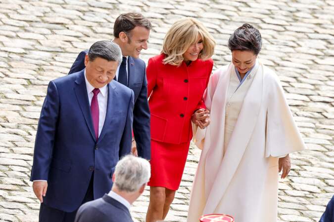 Brigitte Macron main dans la main avec la Première dame Peng Liyuan lors de la cérémonie d'accueil officiel à l'Hôtel national des Invalides à Paris, le 6 mai 2024.