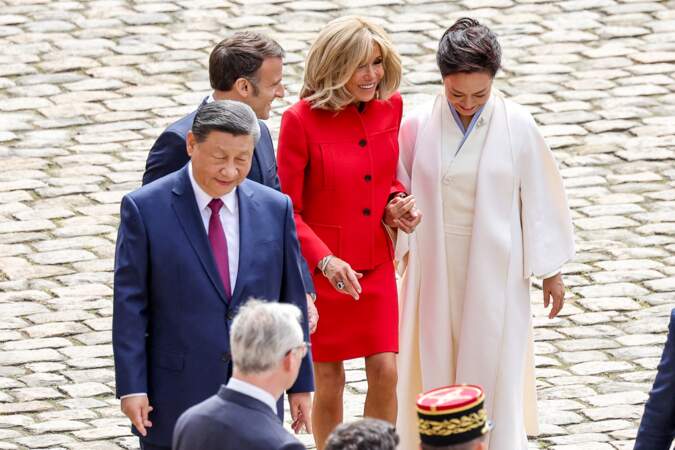 Emmanuel et Brigitte Macron accueillent le président Xi Jinping et son épouse Peng Liyuan à l'Hôtel national des Invalides à Paris, le 6 mai 2024.