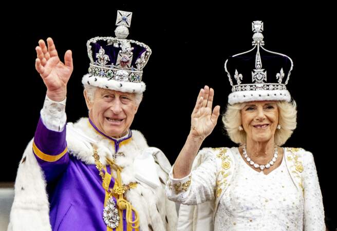 Le roi Charles III d'Angleterre et Camilla Parker Bowles, reine consort d'Angleterre, saluent la foule sur le balcon du palais de Buckingham lors de la cérémonie de couronnement.