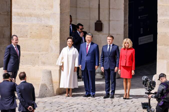 Le président Chinois Xi Jinping et sa femme aux côtés du couple présidentiel français à l'Hôtel national des Invalides à Paris, le 6 mai 2024.