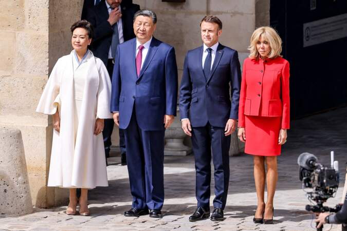 Le président Chinois Xi Jinping et sa femme sont accueillis par le couple présidentiel à l'Hôtel des Invalides pour une cérémonie protocolaire, le 6 mai 2024.
