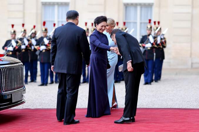 Emmanuel Macron salue la Première dame chinoise Peng Liyuan, le 6 mai 2024