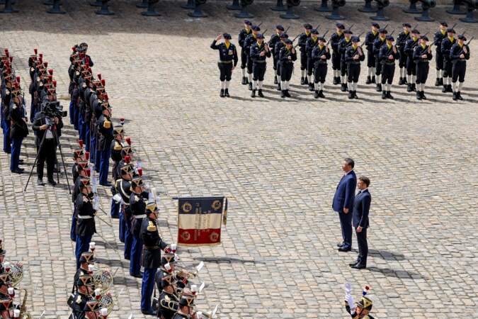 Le président Emmanuel Macron et le président Xi Jinping réunis à l'Hôtel national des Invalides à Paris pour une cérémonie protocolaire, le 6 mai 2024.