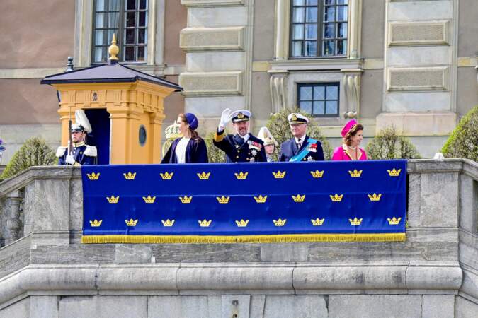 Les couples royaux de Suède et du Danemark saluant la foule depuis un balcon.
