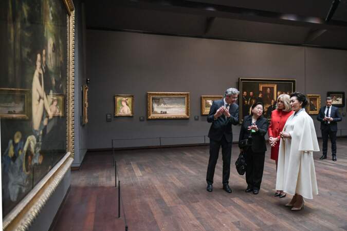 Brigitte Macron et la Première Dame chinoise Peng Liyuan visitent le musée d'Orsay à Paris, le 6 mai 2024