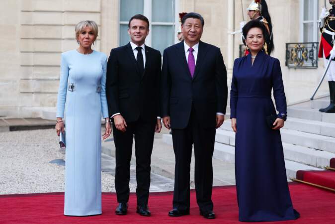 Le président Chinois Xi Jinping et sa femme sont accueillis par le couple présidentiel au palais de l'Élysée pour un dîner d'Etat, le 6 mai 2024.