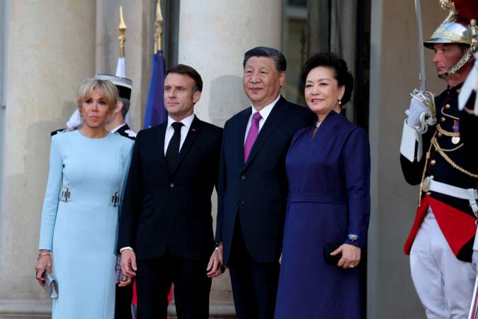 Brigitte Macron aux côtés d'Emmanuel Macron, du président chinois Xi Jinping et de sa femme la Première Dame Peng Liyuan au palais présidentiel de l'Élysée à Paris