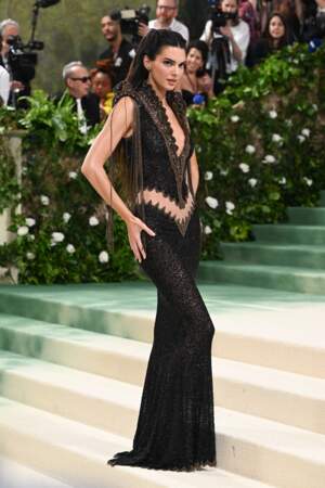 Kendall Jenner fait sensation en arborant des vêtements d'archives Givenchy par Alexander McQueen jamais portés sur le photocall du "MET Gala 2024" au Metropolitan Museum à New York