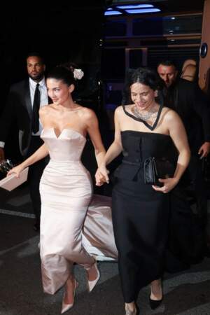 Kylie Jenner glamour en robe Oscar de la Renta et Rosalia ultra chic en robe Dior au "MET Gala 2024" à New York