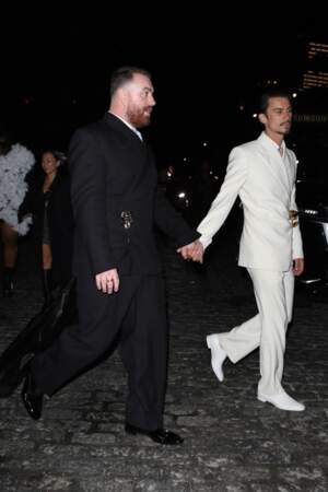 Sam Smith et son petit ami Christian Cowan arrivent à une after-party du "MET Gala 2024" à New York