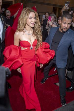 Shakira flamboyante en robe bustier rouge Carolina Herrera pour le  "MET Gala 2024" au Metropolitan Museum à New York