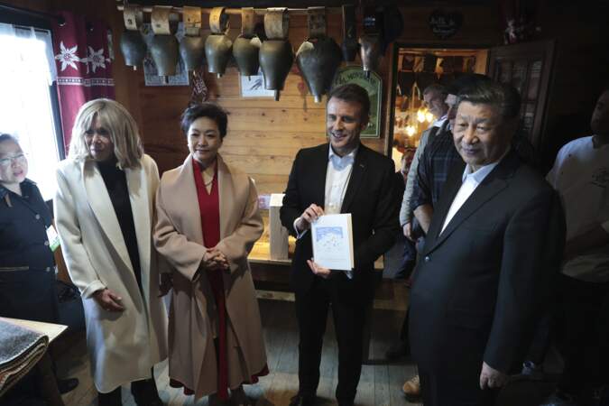 Emmanuel et Brigitte Macron convient le président chinois Xi Jinping et sa femmePeng Liyuan au restaurant du Col du Tourmalet à Barèges, le 7 mai 2024
