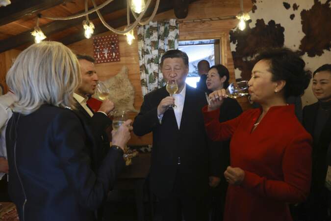 Brigitte et Emmanuel Macron, le président chinois Xi Jinping et son épouse Peng Liyuan font une dégustation de vin blanc au restaurant du Col du Tourmalet dans les Pyrénées à Barèges, le 7 mai 2024