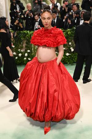 Adwoah Aboah enceinte, elle révèle sa grossesse dans un ensemble H&M sur le photocall du "MET Gala 2024" au Metropolitan Museum à New York