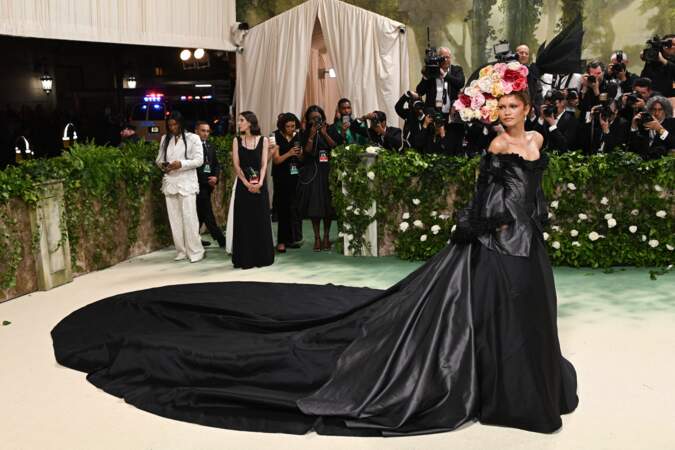 Zendaya phénoménale dans une robe vintage Givenchy issue de la collection printemp-été 1996 Haute Couture sur le photocall du "MET Gala 2024" au Metropolitan Museum à New York