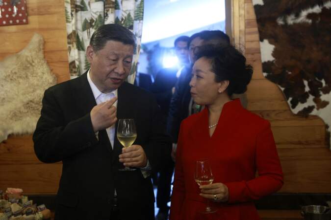 Le président chinois Xi Jinping et sa femme la Première Dame Peng Liyuan au restaurant du Col du Tourmalet à Barèges, le 7 mai 2024
