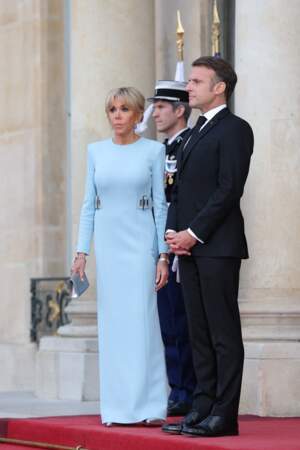 Brigitte Macron aux côtés d'Emmanuel Macron au palais présidentiel de l'Élysée à Paris