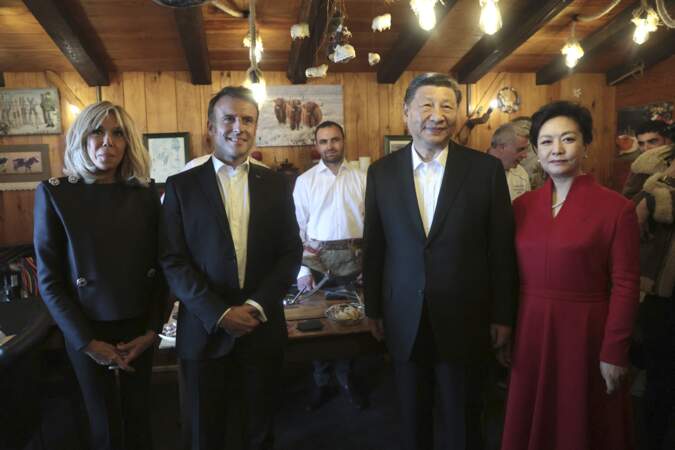 Brigitte et Emmanuel Macron en compagnie du président chinois Xi Jinping et sa femme Peng Liyuan au restaurant du Col du Tourmalet dans les Pyrénées à Barèges, le 7 mai 2024