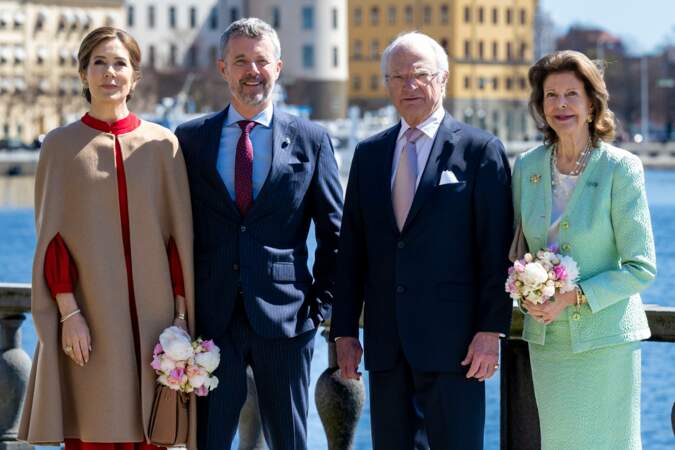La reine Mary, le roi Frederik, le roi Carl Gustav, la reine Silvia, déjeunant à l'hôtel de ville dans le cadre de la visite d'État du couple royal danois en Suède le 7 mai 2024.
