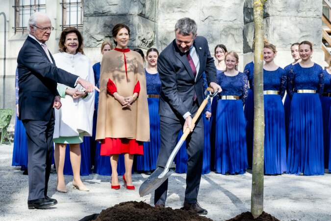 Le roi Frederik X plante un arbre, lors de la visite d'Etat du couple royal danois à Stockholm en Suède.