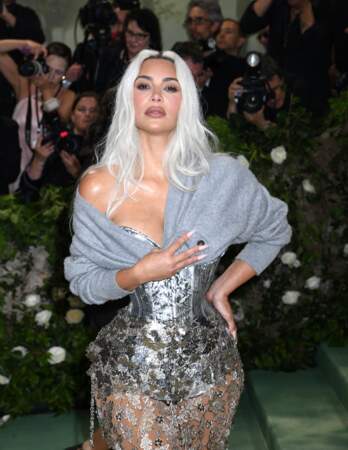 Kim Kardashian prend la pose sur le tapis rouge du Met 2024