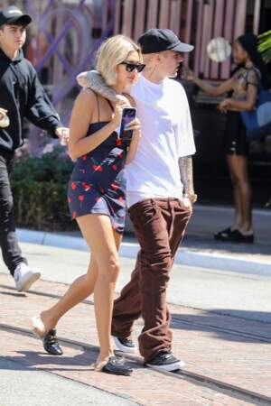 Justin et Hailey se promènent en amoureux à The Grove dans le quartier de West Hollywood à Los Angeles, le 11 août 2019