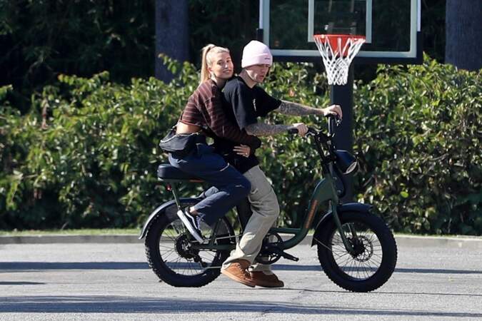 Justin Bieber en moto avec sa femme Hailey à l'arrière à Beverly Hills, le 10 novembre 2019
